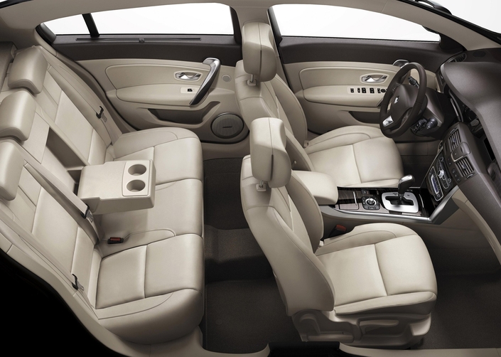 Vaste habitacle pour la Renault Latitude, mais la sellerie est un peu ferme et la finition sans aucun cachet.
