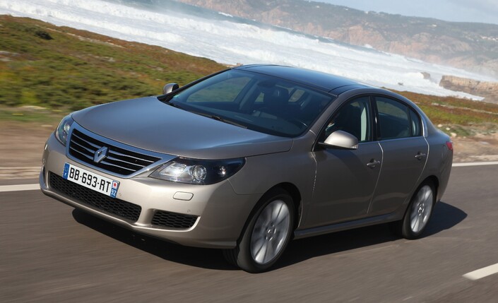 Belle homogénéité routière pour la Renault Latitude V6 3.0 DCi, sûre et rapide. Mais l'ensemble pourrait se montrer plus ouaté.