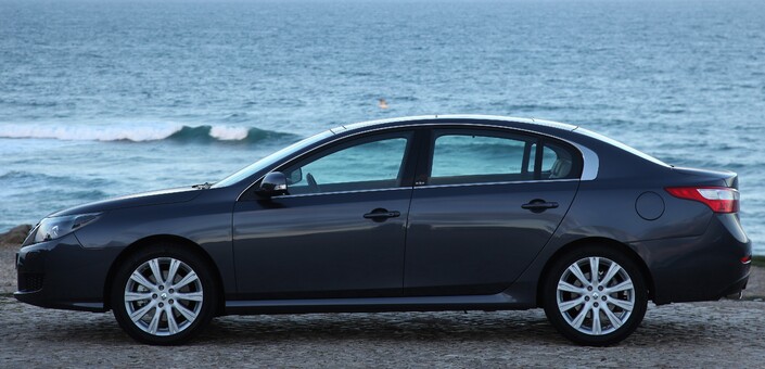 Exact contrepoint à la Vel Satis, la Renault Latitude est une très classique berline à trois volumes, sans aucune originalité. Ici en 2010.