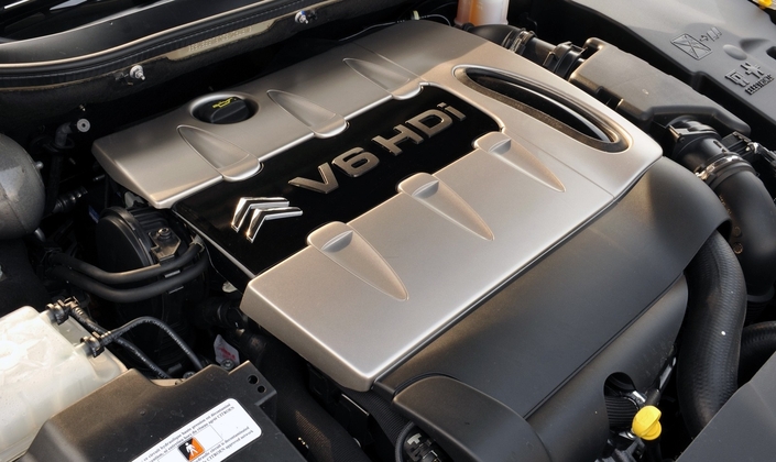 Majoritairement l'oeuvre de Ford, le V6 3,0 l de la Citroën est fiable jusqu'à 200 000 km passés. Les frais arrivent alors, notamment le changement de courroie de distribution.
