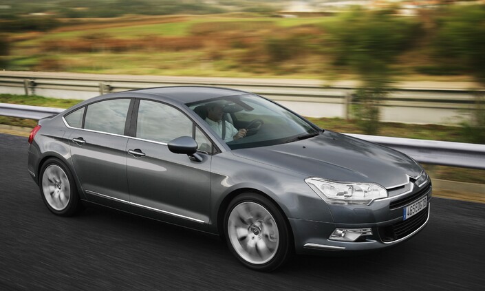Sur route, la Citroën C5 V6 3.0 HDi impressionne par son châssis extrêmement sûr, son confort et sa précision. Le raffinement du moteur est la cerise sur le gâteau.