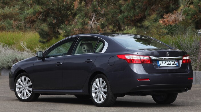 Pas plus d'originalité à l'arrière de la Renault Latitude qu'à l'avant, mais au moins le coffre est-il très spacieux.