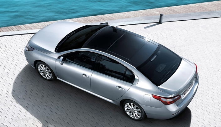 Le double toit ouvrant ajoute une touche de non-banalité à la Renault Latitude, que des esprits mal intentionnés ont renommée Platitude... C'est moche.