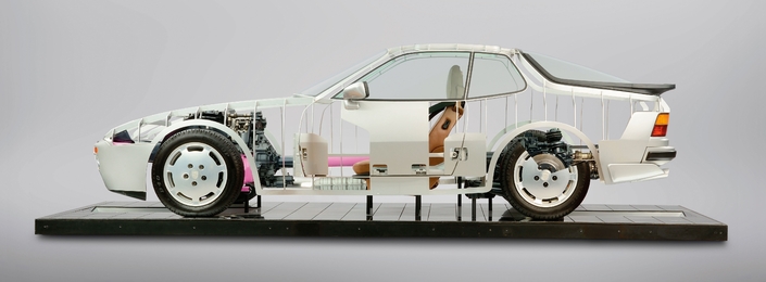 Cette vue éclatée de la 944 permet d'apprécier l'implantation de l'arbre de transmission (en rose).