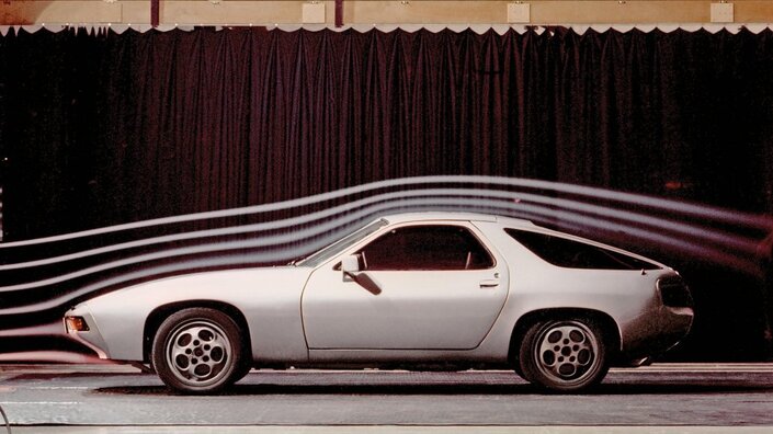La 928 sera élue Voiture de l'année 1978.
