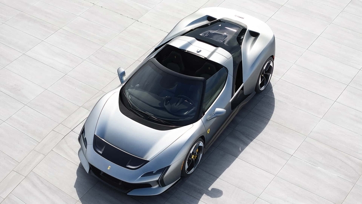 La HC25 est un roadster sans toit ni capote.