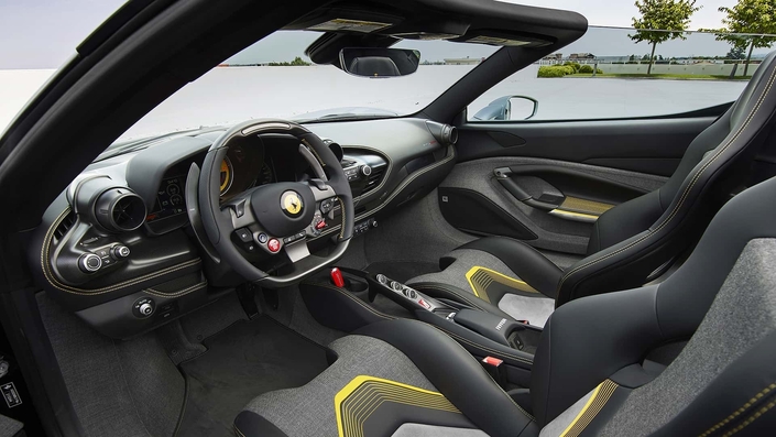 L’intérieur est celui de la F8 Spider, avec des finitions spécifiques.