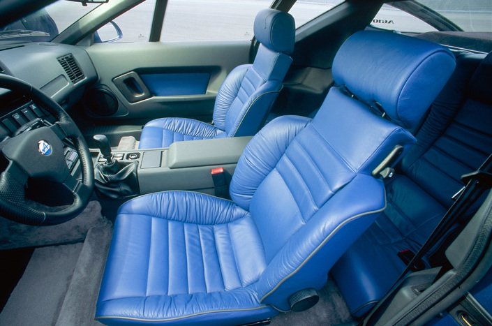 Des sièges confortables pour l'Alpine A610, et de menues places arrière qui accueilleront les... bagages, en l'absence de coffre.