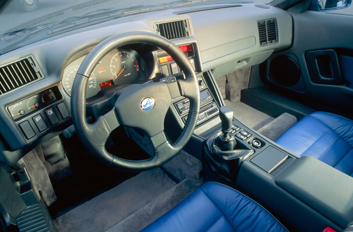 Le tableau de l'Alpine A610 a une finition plus digne d'une R19 que d'une GT prestigieuse, dommage...