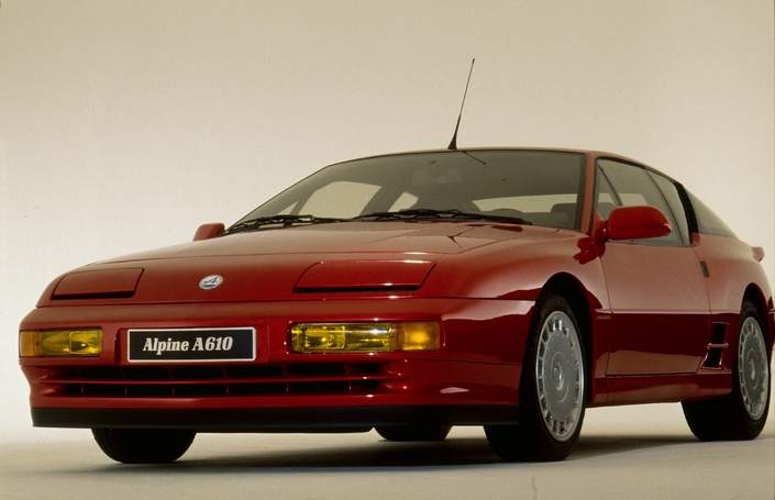 Extérieurement, la grosse différence entre l'Alpine A610 et la GTA dont elle dérive, c'est l'avant, équipé de projecteurs escamotables. Ici, en 1991.