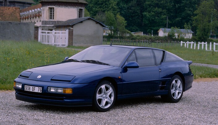 En 1993, le V6 turbo de l'Alpine A610 perd un peu de cylindrée, mais garde la même puissance, alors que de nouvelles jantes sont montées. Les projecteurs additionnels passent au blanc.