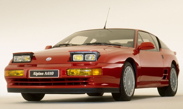 Ouverts, les projecteurs de l'Alpine A610 ont quelque chose d'américain, et pour cause !