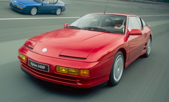 Dynamiquement, l'Alpine A610 est nettement plus sûre que la GTA, plus rapide aussi : une GT capable de défier une Porsche 964.