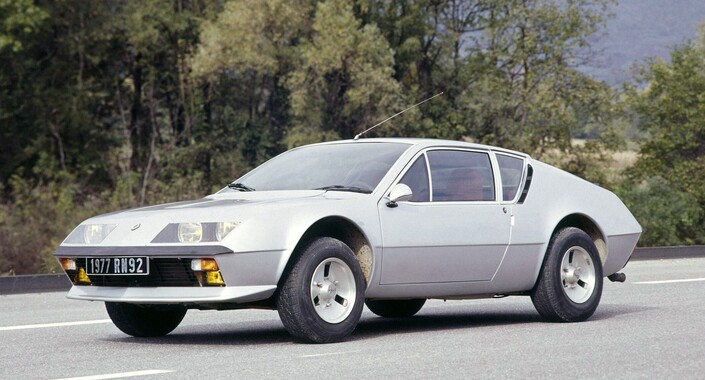 Une Alpine A310 V6 de 1977, avec ses ailes étroites et ses jantes aéro : quelle finesse !