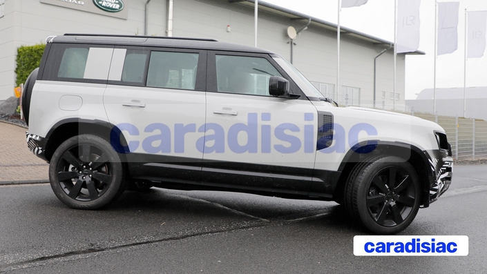 Véritable icône dans la catégorie des modèles tout-terrain, le Land Rover Defender sert encore aujourd’hui d’inspiration à la concurrence qui n’hésite pas à s’inspirer de lui pour développer un nouveau modèle. C’est le cas du groupe chinois Geely qui s’apprête à lancer son futur Galaxy Cruiser inspiré du concept-car vu au Salon de Shanghai 2025 (photo).