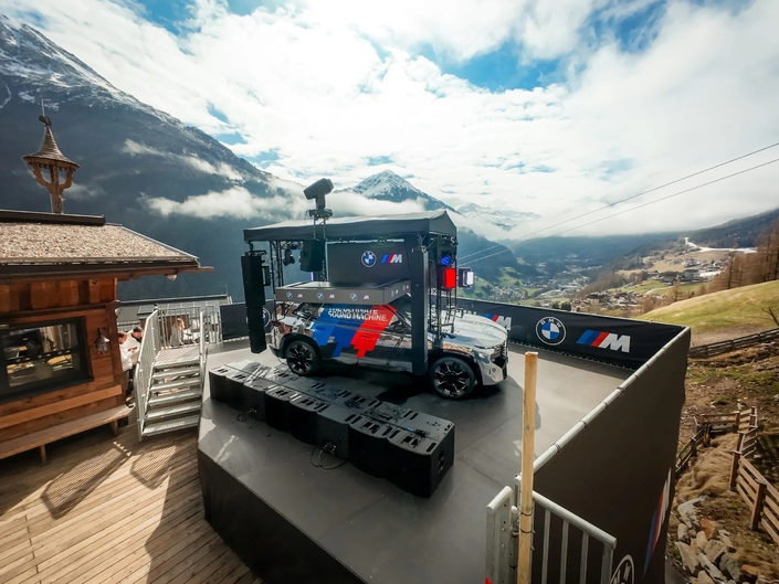 Un XM transformé en scène mobile pour DJ par BMW