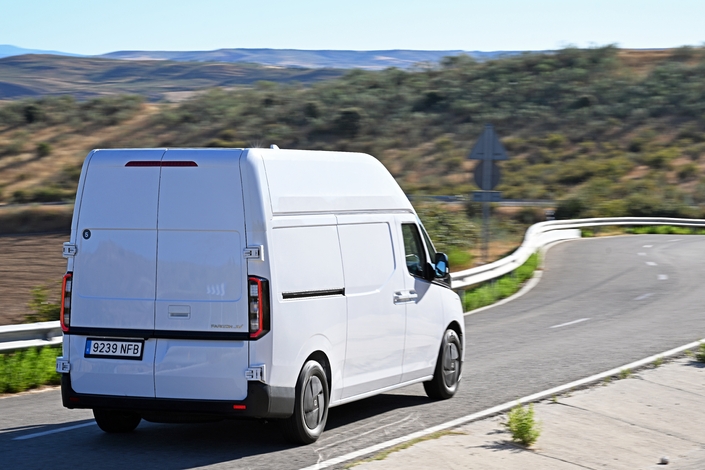 Le plus grand des Farizon SV, le L3H3, se révèle plus coûteux qu’un Renault Master E-Tech équivalent, qui s’affiche à 50 100 € HT grâce à la prime CEE, inaccessible au Farizon.