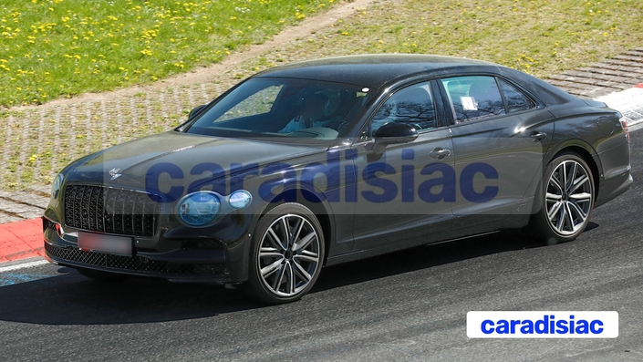 Malgré un poids élevé et 5,32 mètres de long, la Bentley Flying Spur restylée peut « virevolter » sur le circuit du Nürburgring grâce à ses barres antiroulis actives et ses roues arrière directrices. Sur cette vue du prototype, on aperçoit sous les autocollants la nouvelle signature lumineuse de cette auto copiée sur celle de la Continental GT.