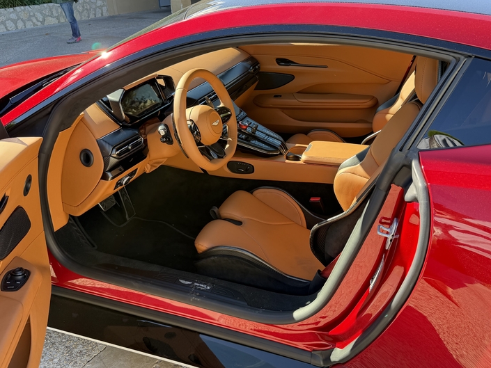 Cet interieur combine du cuir clair et les sièges baquet en carbone optionnels. Il est aussi possible de préférer des sièges plus confortables.