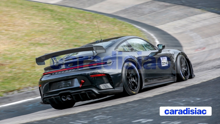 Les essais de la nouvelle Porsche 911 GT4 s’effectuent sur plusieurs circuits internationaux. La Porsche 911 GT4 pourrait bien se nommer Challenge (la Cayman GT4 se nomme CS pour ClubSport) car ce nom apparaît sur les volets latéraux de l’aileron arrière.