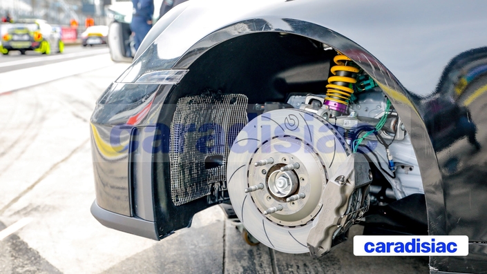 Afin de remplacer sa Porsche GT4 CS, la marque allemande prépare une Porsche 911 GT4. Celle-ci arrivera en série et en compétition en 2027.