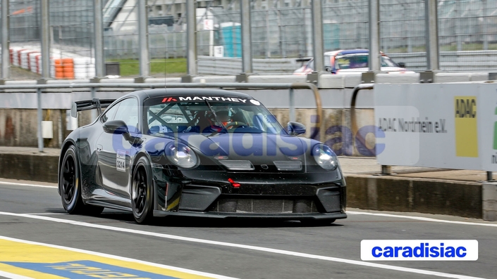 Les essais de mise au point de cette Porsche 911 GT4 vont se poursuivre encore pendant de longs mois avant que cette voiture soit présentée dans sa version définitive. L’équipe du préparateur allemand Manthey qui supervise ces essais a encore du pain sur la planche.