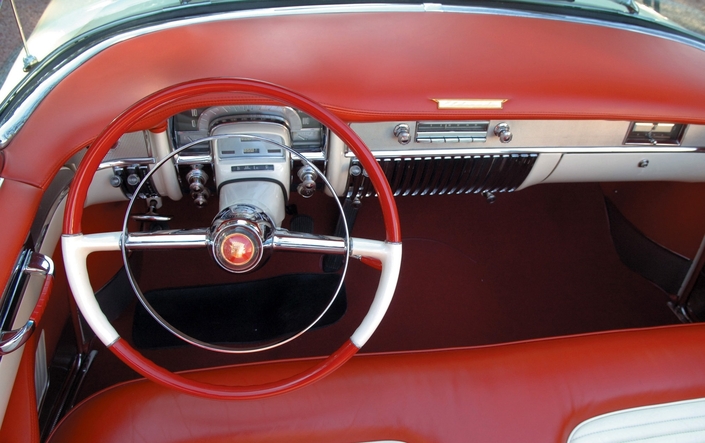 Dans les années 50, certaines américaines, comme cette Cadillac Eldorado 1953 intègrent déjà un autoradio dans leur tableau de bord, dès l'usine. On ne pense encore pas à lutter contre le vol, juste à l'agrément et à l'esthétique.