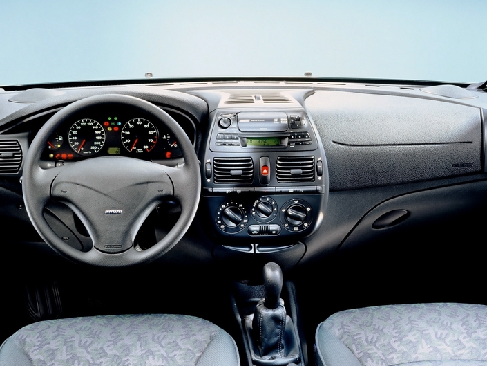 Lancé en 1995, le duo Fiat Bravo/Brava résout la question des vols d'autoradio : le leur ne peut s'intégrer que dans leur tableau de bord, et toutes les versions en sont équipées, du moins en France.