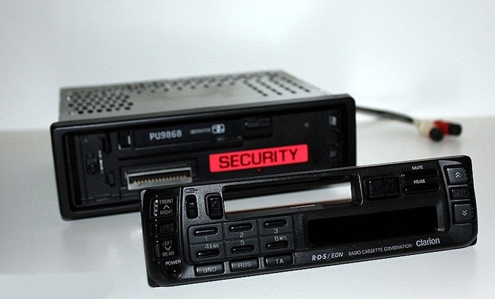 Plus pratique que l'extractible, l'autoradio à façade détachable, légère, peu encombrante... mais fragile et facile à perdre.