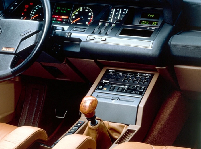 Dans les années 80, Renault propose déjà une chaîne hifi, dans sa R25, qui plus est intégrée dans un tableau de bord pour lequel elle a été spécifiquement dessinée. Les voleurs n'aiment pas.