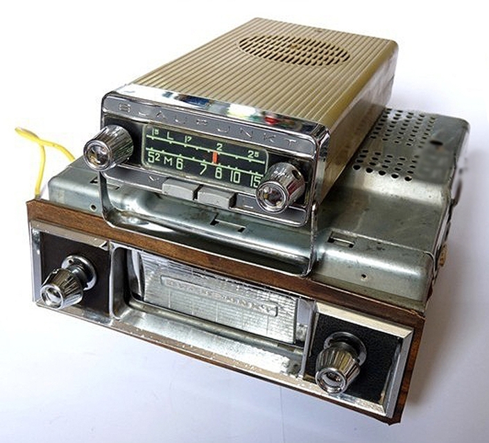 En 1961, Blaupunkt commercialise un autoradio partiellement amovible, le Capri Serie E : précurseur, mais encore trop cher.