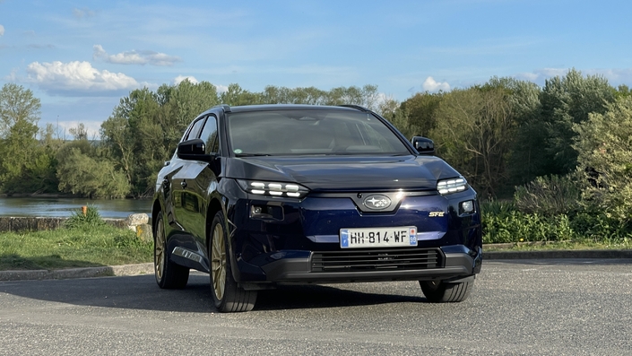 La face avant a été entièrement revue au restylage et s'éloigne désormais plus de celle du cousin Toyota bZ4X.