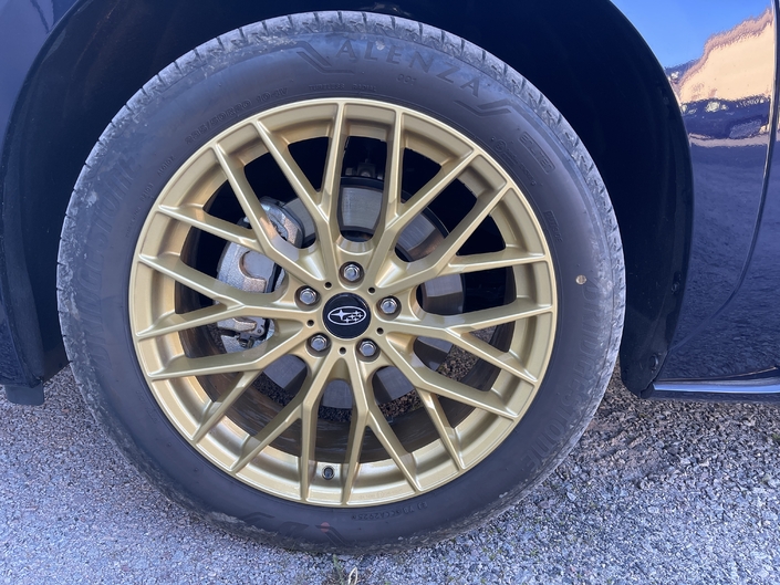 Le pack ST-e apporte au Solterra ces jantes dorées, rappelant l’Impreza WRX STi de la grande époque.