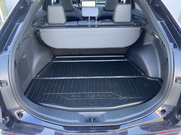 Le coffre, à 410 l quand le plancher est au plus haut, présente un volume plus digne d’une compacte que d’un SUV familial !