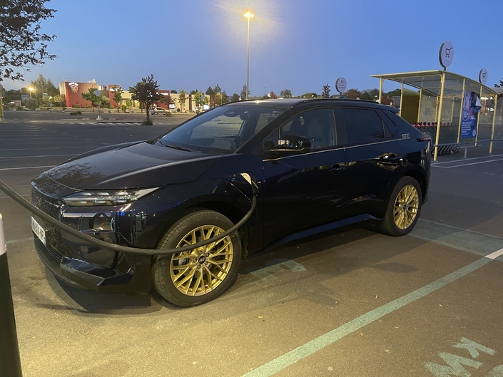 La recharge, sur un parking de supermarché, le soir : les joies de l’électrique… Et la recharge moyenne est bien lente…