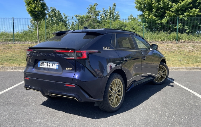 Le Subaru Solterra restylé progresse, oui, mais de façon étrange…