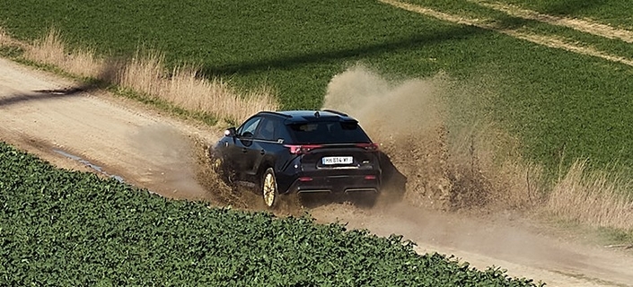 Sur route, le Solterra est performant, bien insonorisé, et il est doux en ville. Mais sa consommation peut devenir trop importante lorsqu'il fait froid.