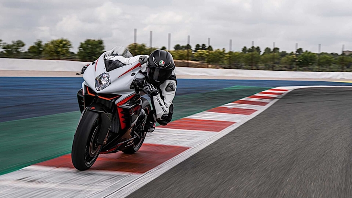 La MV Agusta F3 RR 2022 entre en piste.