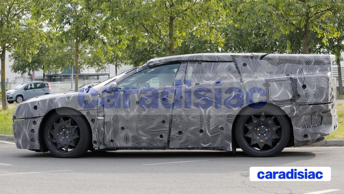 Il ne reste plus beaucoup de temps avant de découvrir tous les secrets de la Ferrari Luce, la première Ferrari 100 % électrique. Cela n’empêche pas Ferrari de poursuivre ses essais avec un prototype fortement camouflé.