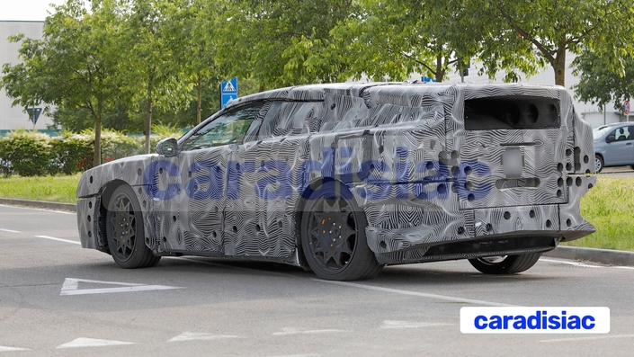 Dans les rues de Maranello, la Ferrari Luce entame la dernière partie de sa vie de prototype puisque le modèle de série sera dévoilé très prochainement.