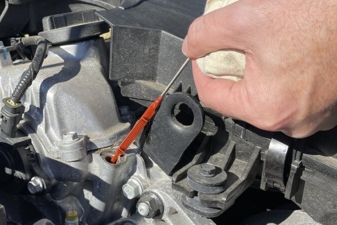 Contrôler régulièrement le niveau d’huile du moteur peut éviter bien des déconvenues.