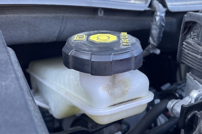 Un niveau de liquide de proche du minimum ne doit pas forcément vous alerter. Cela signifie certainement que vos plaquettes de frein sont usées.