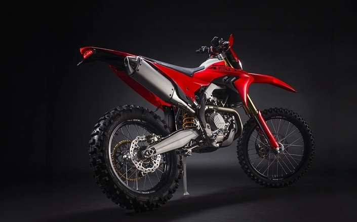 Ducati se lance dans l’enduro avec une moto off-road homologuée route