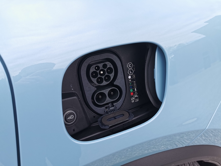 La recharge ultra rapide (architecture 800 volts) est validée par notre essayeur du jour. Et l’autonomie est pour lui en moyenne de 500 km par charge au quotidien.