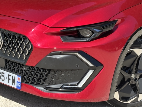 Optiques inédites, signature en forme de C et large calandre, voici quelques-unes des caractéristiques de la nouvelle Clio.