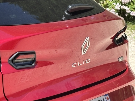À l’arrière, la Clio ne manque pas de personnalité avec quatre feux.