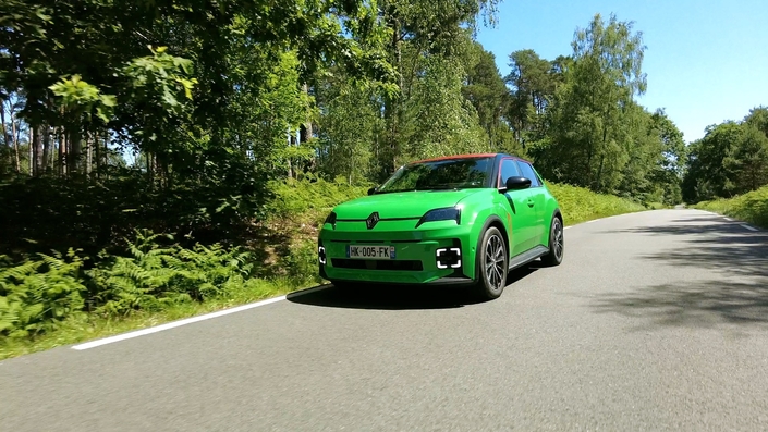 Renault 5 VS Renault Clio : le match de vos voitures préférées