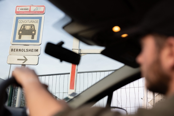 L’envolée des prix du carburant profite aussi au covoiturage : BlaBlaCar, leader du secteur, dit avoir enregistré 100 000 nouveaux conducteurs depuis le 1er mars, soit +40% d’inscriptions par rapport à la même période l’an dernier. PHOTOPQR/DERNIERES NOUVELLES D'ALSACE/MAXPPP