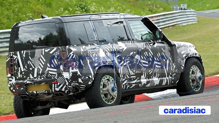 Pneus larges, ailes gonflées, schnorkel de chaque côté du pare-brise, la nouvelle version exclusive du Defender est assez extravagante. C’est en tout-terrain que ce modèle devrait montrer tout son potentiel en passant partout sans problème.