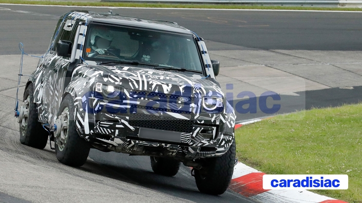 Avec le Defender Octa et avec cette nouvelle version du Defender encore plus extravagante, la marque Land Rover cherche à marquer les esprits et à tirer le plus possible de ses versions thermiques avant le grand saut dans le domaine du tout-terrain électrique.